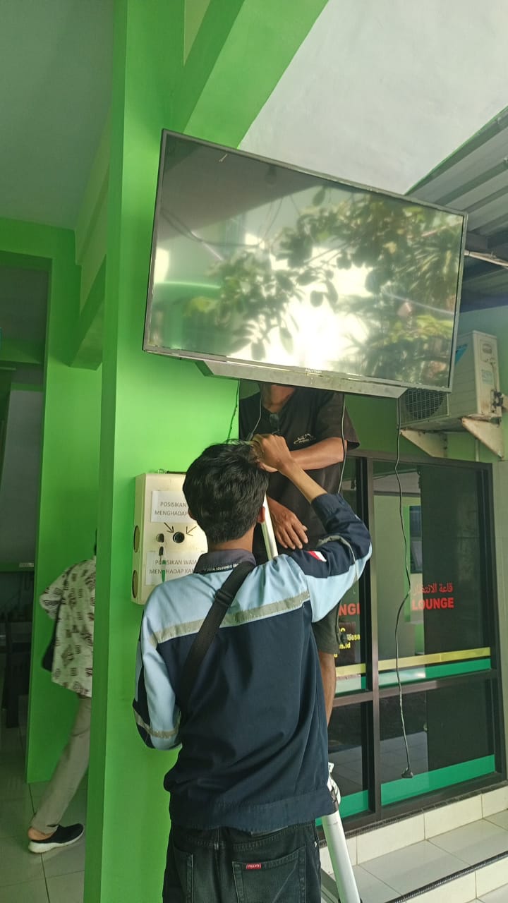 Instalasi Pemindahan Titik Perangkat Absensi Face Recognizer MTsN 3 Banyuwangi